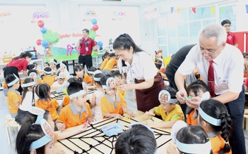 'Trẻ mẫu giáo làm quen tiếng Anh, nhưng phải giữ vững tiếng mẹ đẻ'