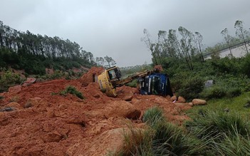 2 người bị thương khi xử lý sự cố sạt lở trên đường ven biển Hà Tĩnh