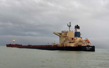 Khẩn trương xử lý tàu chở 175.000 tấn quặng sắt mắc cạn ở Dung Quất trước bão