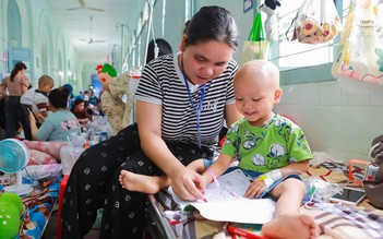 Con muốn sống: Gia đình cạn tiền, bé trai Gia Rai nguy cơ dừng điều trị ung thư