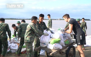 Du khách nước ngoài lội bùn cứu bờ kè: 'Được giúp đỡ là điều ý nghĩa'