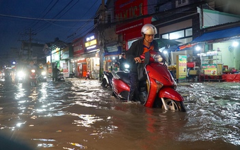 Triều cường dâng cao chiều 5.11: Khu nam TP.HCM ngập nặng, giao thông hỗn loạn