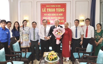 Phó bí thư Nguyễn Phước Lộc trao Huy hiệu Đảng cho nguyên Phó chủ tịch UBND TP.HCM