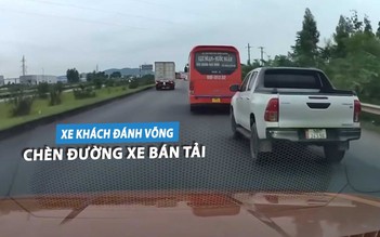 Xe khách lạng lách, đánh võng chèn đường xe bán tải trên quốc lộ
