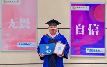 Chàng trai sửa điện thoại trở thành thạc sĩ, thầy giáo tiếng Trung