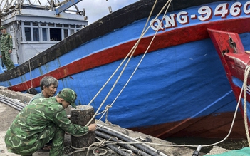 Quảng Ngãi: Người dân vùng biển cấp tập chằng chống nhà, tàu thuyền trước bão số 13 Kalmaegi