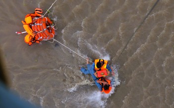 Trực thăng quân sự luyện tập bay treo cứu người tại Rạch Giá