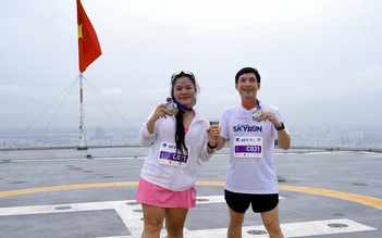 Runner khiếm thị chinh phục tòa nhà 51 tầng