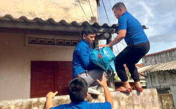 Thanh niên ứng trực 24/24, giúp người dân chống bão Kalmaegi