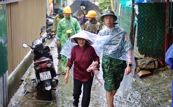 200 hộ dân Khánh Hòa được di tản khẩn tránh bão Kalmaegi: 'Không thể quên thảm họa năm 2018'