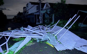 Gia Lai: Hàng trăm mái nhà bị 'vò' nát, mất điện, mất sóng sau bão số 13 Kalmaegi