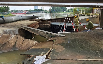 TP.HCM: Xuyên đêm khắc phục sự cố sụp cống ngăn triều ở rạch Ba Thôn