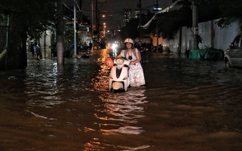 Triều cường ở TP.HCM dâng cao trong đêm: Đường Trần Xuân Soạn 'thành sông', mênh mông nước