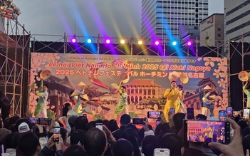 Đông Hùng hát 'Tiến quân ca' trước 10.000 khán giả tại Nhật Bản