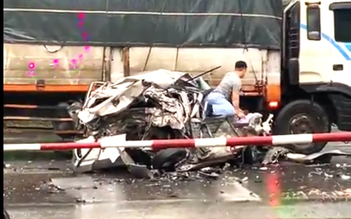 Tài xế an toàn chui ra khỏi xe ô tô bị 'vò nát' sau tai nạn