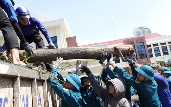 Hồi sinh sau bão Kalmaegi: Người trẻ làm điều khiến ai cũng phải xúc động