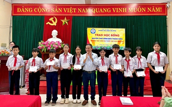 Trao học bổng Nguyễn Thái Bình cho học sinh vùng lũ TP.Huế