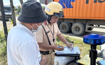 CSGT TP.HCM kiểm tra camera buồng lái và hành trình: Bị phạt, nhiều tài xế ngỡ ngàng