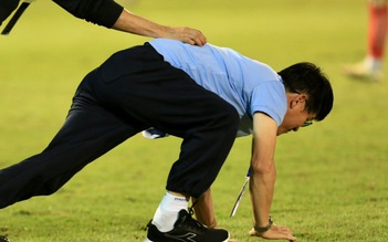 GĐKT Vũ Tiến Thành giải thích hành động bò dưới sân gây sốt, khi sao HAGL gỡ hòa nghẹt thở