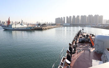 Tàu hộ vệ tên lửa 015 Trần Hưng Đạo cập cảng Thanh Đảo (Trung Quốc)