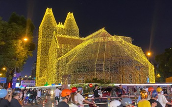 Nhà thờ Đức Bà Sài Gòn lên đèn: Người dân TP.HCM check-in đón Giáng sinh 2025