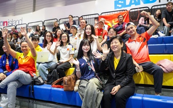 Châu Tuyết Vân đưa bố mẹ đến Bangkok cổ vũ taekwondo 'mở hàng' vàng SEA Games: Hồi hộp…