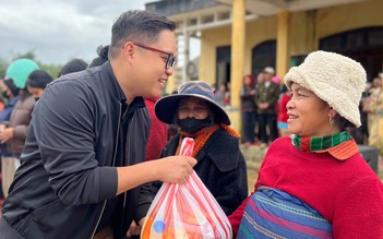 Vượt đèo sạt lở mang quà đến với bà con vùng biên TP.Huế