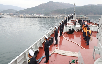 Tàu hộ vệ tên lửa 015 Trần Hưng Đạo cập cảng Jinhae, bắt đầu thăm Hàn Quốc