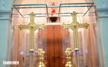 Thánh giá mạ vàng 400 kg trong Nhà thờ Đức Bà Sài Gòn: Làm sao để vào chiêm ngắm?