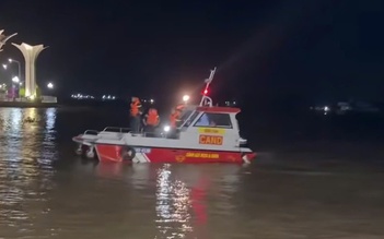 Xuyên đêm tìm kiếm nạn nhân mất tích trên sông Tiền