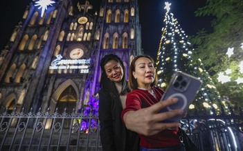 Du khách check-in sớm các nhà thờ Hà Nội trước Giáng sinh