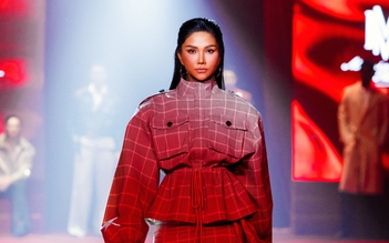 'Mẹ bỉm sữa' H'Hen Niê đọ catwalk cùng siêu mẫu Thanh Hằng