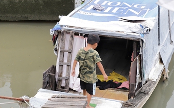 Phận đời ven kênh ở TP.HCM: Chiếc ghe mục và đứa trẻ giữa mênh mông sóng nước