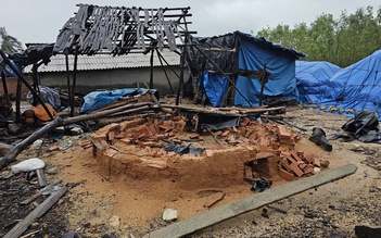 Gian nan nghề muối sau bão lũ