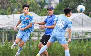 HLV Kim trổ tài 'đá ma' cực hay, U.23 Việt Nam hào hứng chờ bán kết thắng Philippines