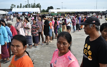 Giao tranh Thái Lan - Campuchia lan đến ven biển, Thái Lan giới nghiêm tại Trat