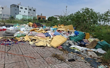 Rác tràn xuống lòng kênh gây ô nhiễm