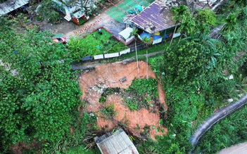 Cô trò giữa nỗi lo sạt lở