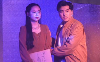 ‘Nằm khóc một mình: Ly rượu thần’ - những mảnh vỡ thanh xuân qua cuộc xuyên không