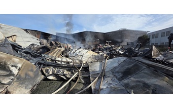 Cháy lớn tại công ty sản xuất đồ gỗ ở TP.HCM