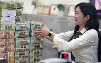 Lãi suất tăng cao, nên dồn tiền gửi tiết kiệm hay mua vàng?