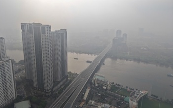 Bầu trời TP.HCM sương mù dày đặc: Nhiều nhà cao tầng 'biến mất' sáng nay