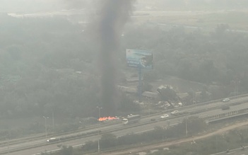 Cột khói đen cao hàng chục mét xộc thẳng vào căn hộ, cư dân chung cư TP.HCM khổ sở