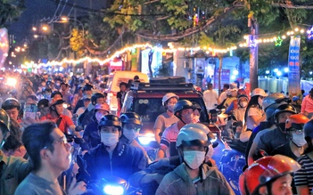 Tối thứ sáu, xóm đạo lớn nhất TP.HCM 'chật kín' người đi chơi Giáng sinh