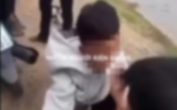 Nam sinh lớp 10 bị bạn đánh, nhét băng vệ sinh vào miệng