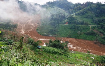 Thiên tai ngoài dự tính: Mưa 3 đợt bằng 70% cả năm, lở núi giữa nắng ráo