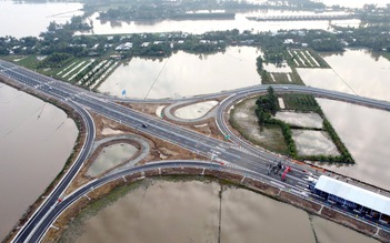 Xuân về sớm trên 3.000 km cao tốc Bắc - Nam