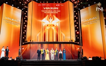 Bà Cao Thị Ngọc Dung được vinh danh ‘Lãnh đạo trọn đời’ tại Vạn Xuân Awards 2025