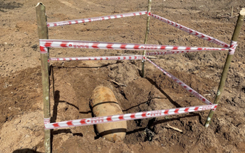 Dọn vườn trồng mía, phát hiện quả bom 'khủng'