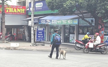 Ba ngày đi bộ xin việc khắp TP.HCM, người đàn ông dắt chó nhất quyết không nhận tiền